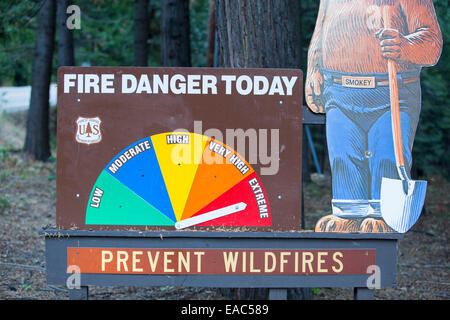 Ein Schild mit extremen Tanne Gefahr in der Nähe von der König-Feuer, das brannte 97.717 Hektar des El Dorado National Forest in Kalifornien, US Stockfoto