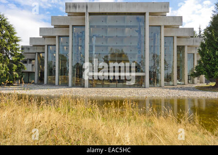 Rückansicht des Museum of Anthropology, Gebäude, Gelände, und Widerspiegelnder Teich Stockfoto