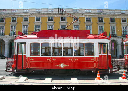 Traditionelle rote Straßenbahn in Praça Comércio (oder Commerce Square), Lissabon, Portugal. Stockfoto