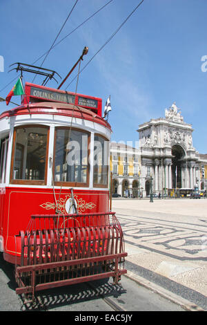 Traditionelle rote Straßenbahn in Praça Comércio (oder Commerce Square), Lissabon, Portugal. Stockfoto