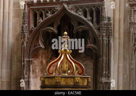 Deckung der sächsischen Schriftart und verzierte Schrift in der Kathedrale von Wells, Somerset Stockfoto