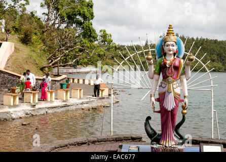 Statue des Hindu-Gottes / Göttin Lakshmi am Hindu-Tempel am Ufer des Grand Bassin Sees, Mauritius Stockfoto