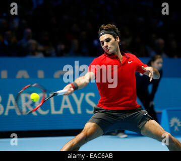 London, UK. 11. November 2014. Roger Federer (SUI) in Aktion gegen Kei Nishikori (JPN) während dem Tag 3 Barclays ATP World Tour Finals von der O2 Arena. Bildnachweis: Aktion Plus Sport/Alamy Live-Nachrichten Stockfoto