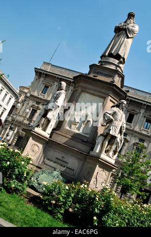 Italien, Lombardei, Mailand, die Piazza della Scala, Leonardo da Vinci Monument Stockfoto