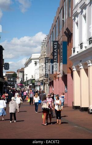 Käufer, die zu Fuß in einem verkehrsberuhigten Einkaufsviertel in der Innenstadt von Ipswich, Suffolk, England Stockfoto