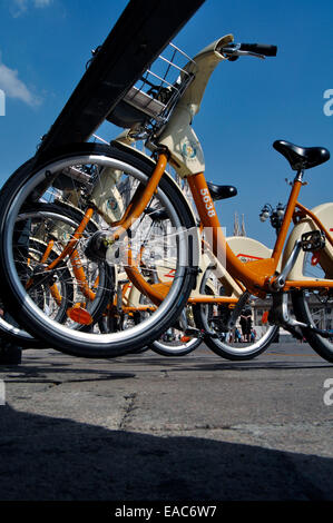 Italien, Lombardei, Mailand, Piazza Duomo Platz, Bike-Sharing, Parkhaus der Leihräder Stockfoto