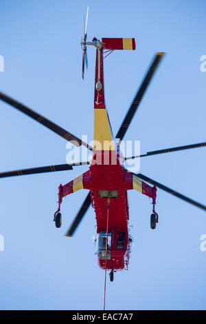 Ein Himmel Kran Hubschrauber verwendet wird, um das König-Feuer in der El Dorado National Forest, Kalifornien, USA zu bekämpfen. Stockfoto