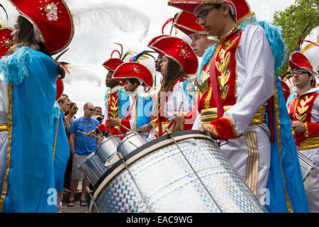 Marschieren Sie Trommler am Carnaval Del Pueblo in Süd-London England. Der Karneval De Pueblo ist ein lateinamerikanischen Festival. Stockfoto