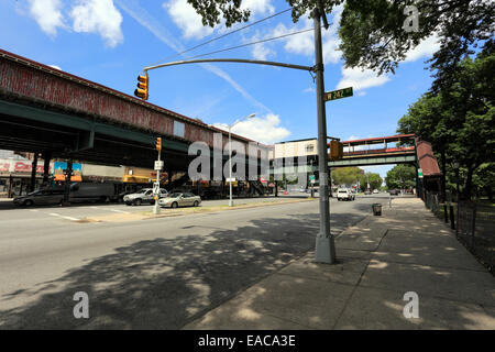 Erhöhte u-Bahnlinie New Yorker Stadtteil Bronx Stockfoto