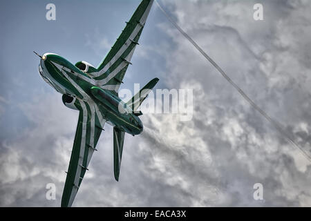 BAe Hawk Mk 65 Der Saudi Hawks Display Team im Flug. Vorne unter Ansicht Stockfoto