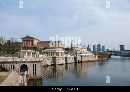 Philadelphia Museum of Art und das Fairmount Wasserwerk vom Fluss Schuylkill, Philadelphia, Pennsylvania, USA Stockfoto