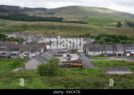 Das Dorf Caerau Wales, Reihen von Reihenhäusern in den Hügeln, walisisches Tal Stockfoto