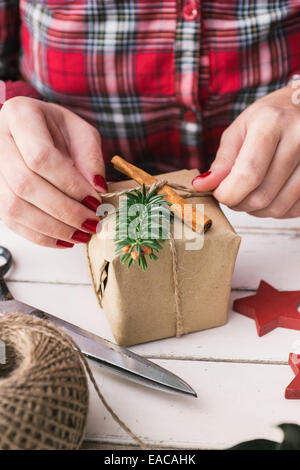 Frau Verpackung cooles Weihnachtsgeschenk Stockfoto