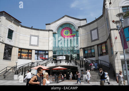 Eintritt zur Queens Arcade, St Davids Shopping Centre im Zentrum von Cardiff, Wales UK, sonniger Tag. Stockfoto