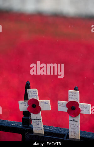 Nahaufnahme des Denkmals kreuzt vor dem Hintergrund der Keramik Mohn bei der "Blut Mehrfrequenzdarstellung Länder und Meere of Red" Installation auf dem Tower of London. Stockfoto
