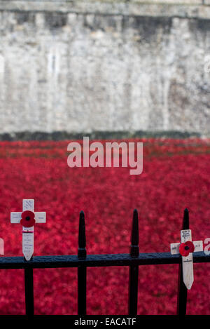 Nahaufnahme des Denkmals kreuzt vor dem Hintergrund der Keramik Mohn bei der "Blut Mehrfrequenzdarstellung Länder und Meere of Red" Installation auf dem Tower of London. Stockfoto