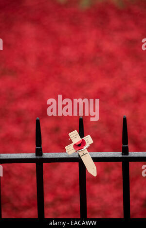 Nahaufnahme des Denkmals kreuzt vor dem Hintergrund der Keramik Mohn bei der "Blut Mehrfrequenzdarstellung Länder und Meere of Red" Installation auf dem Tower of London. Stockfoto