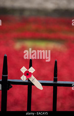 Nahaufnahme des Denkmals kreuzt vor dem Hintergrund der Keramik Mohn bei der "Blut Mehrfrequenzdarstellung Länder und Meere of Red" Installation auf dem Tower of London. Stockfoto