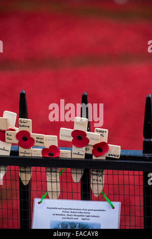 Nahaufnahme des Denkmals kreuzt vor dem Hintergrund der Keramik Mohn bei der "Blut Mehrfrequenzdarstellung Länder und Meere of Red" Installation auf dem Tower of London. Stockfoto