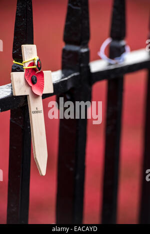 Nahaufnahme des Denkmals kreuzt vor dem Hintergrund der Keramik Mohn bei der "Blut Mehrfrequenzdarstellung Länder und Meere of Red" Installation auf dem Tower of London. Stockfoto