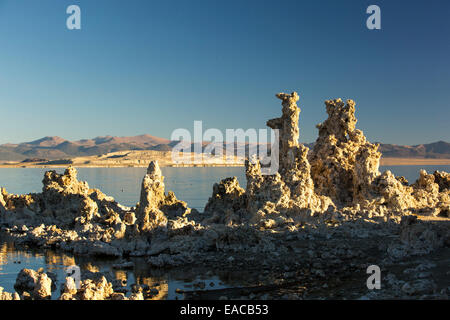 Die berühmten Kalktuff-Formationen auf Mono Lake, Kalifornien, USA Stockfoto