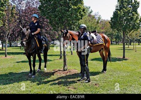 New York City Polizei Offiziere Flushing Meadows Corona Park Queens New York montiert Stockfoto