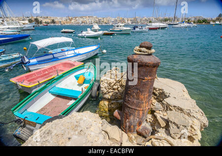 Marine Canon aus der napoleonischen Ära als Liegeplatz Beiträge rund um den Grand Harbour auf Malta. Stockfoto