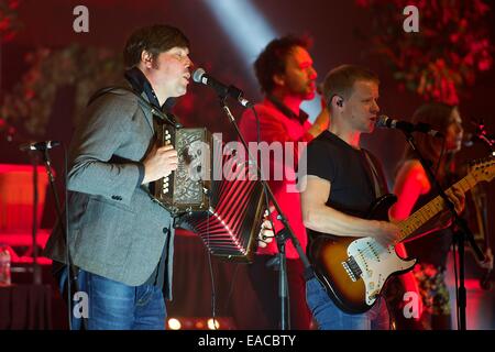 Glasgow, Schottland. 11. November 2014. Englischer Folk band Bello Credit: John Graham/Alamy Live News Stockfoto