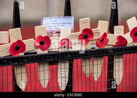 Nahaufnahme des Denkmals kreuzt vor dem Hintergrund der Keramik Mohn bei der "Blut Mehrfrequenzdarstellung Länder und Meere of Red" Installation auf dem Tower of London. Stockfoto
