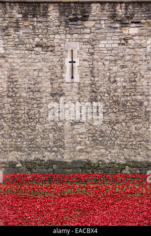 London, UK. Montag, 10. November 2014. Tausende strömen um die "Blut Mehrfrequenzdarstellung Länder und Meere of Red" Installation von Keramik Mohnblumen im Tower von London zu besuchen. Stockfoto