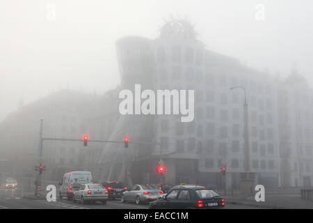 Morgennebel über das Tanzende Haus, entworfen von Vlado Milunic und Frank Gehry in Prag, Tschechien. Stockfoto