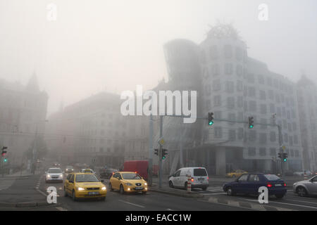 Morgennebel über das Tanzende Haus, entworfen von Vlado Milunic und Frank Gehry in Prag, Tschechien. Stockfoto