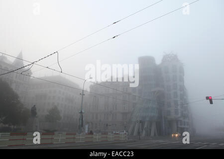 Morgennebel über das Tanzende Haus, entworfen von Vlado Milunic und Frank Gehry in Prag, Tschechien. Stockfoto