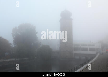 Morgennebel über Šítkovská Water Tower und die Mähnen Ausstellungshalle auf der Moldau in Prag, Tschechische Republik. Stockfoto