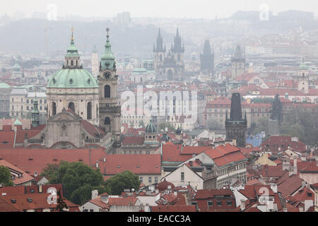 Sankt-Nikolaus Kirche in Mala Strana und der Teynkirche am Altstädter Ring betrachtet von Petrin-Hügel in Prag, Tschechische Republik. Stockfoto