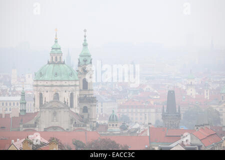 Sankt-Nikolaus Kirche in Mala Strana betrachtet aus dem Seminar-Garten in Prag, Tschechien. Stockfoto