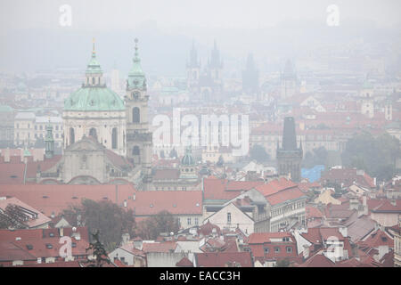 Sankt-Nikolaus Kirche in Mala Strana und die Tyn-Kirche in der Altstadt betrachtet von den Seminar-Garten in Prag, Tschechische Republik. Stockfoto