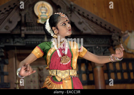 Frau, die Durchführung von traditionellen südindischen Kerala Tanz (klassischer indischer Tanz) im Theater in Fort Kochi während Onam. Stockfoto