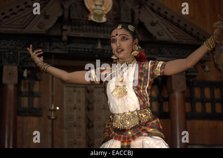 Frau, die Durchführung von traditionellen südindischen Kerala Tanz (klassischer indischer Tanz) im Theater in Fort Kochi während Onam. Stockfoto