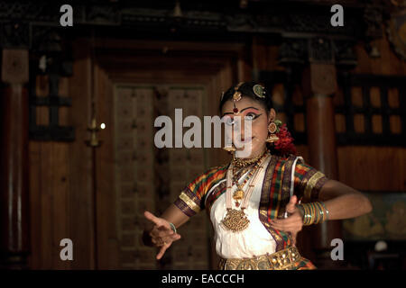 Frau, die Durchführung von traditionellen südindischen Kerala Tanz (klassischer indischer Tanz) im Theater in Fort Kochi während Onam. Stockfoto