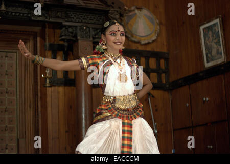 Frau, die Durchführung von traditionellen südindischen Kerala Tanz (klassischer indischer Tanz) im Theater in Fort Kochi während Onam. Stockfoto