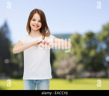 lächelnde Mädchen in weißen T-shirt leer Stockfoto