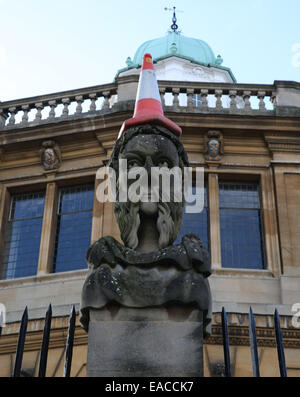 Schelm legt Verkehr Kegel eines Kaiser Leiter im Sheldonian Theater in Oxford Stockfoto