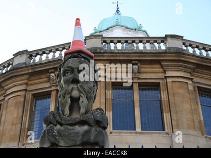 Schelm legt Verkehr Kegel eines Kaiser Leiter im Sheldonian Theater in Oxford Stockfoto