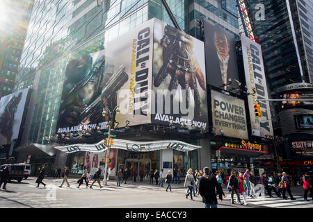 Ein Plakat für die "Call of Duty: Advanced Warfare" Multiplayer-Videospiel auf dem Times Square in New York Stockfoto