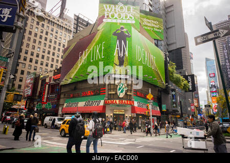 Ein Plakat mit Whole Foods "Werte Angelegenheit" Werbekampagne am Times Square in New York Stockfoto