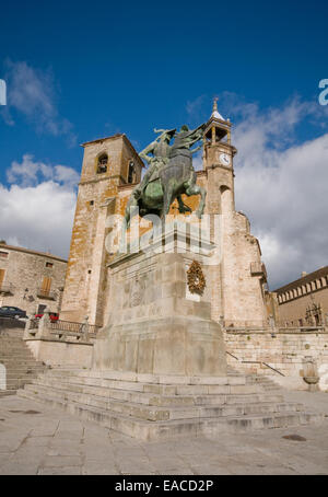 Statue von Francisco Pizarro (spanische Entdecker und Eroberer von Peru) und die Kirche St. Martin in Mayor Square von Trujillo. Stockfoto