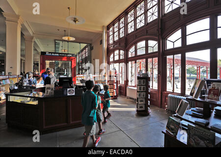 Der Souvenirladen und Buchhandlung in Ellis Island Immigration Museum New York Harbor Stockfoto