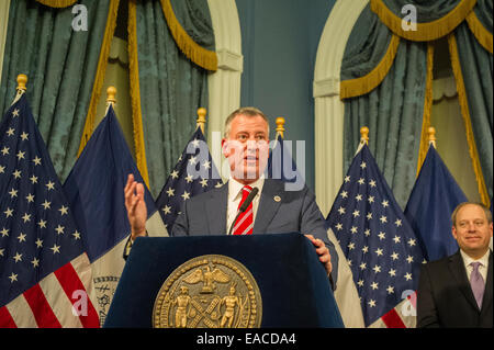 New Yorker Bürgermeister Bill De Blasio spricht auf eine Rechnung, die Vertragsunterzeichnung im blauen Zimmer im Rathaus Stockfoto