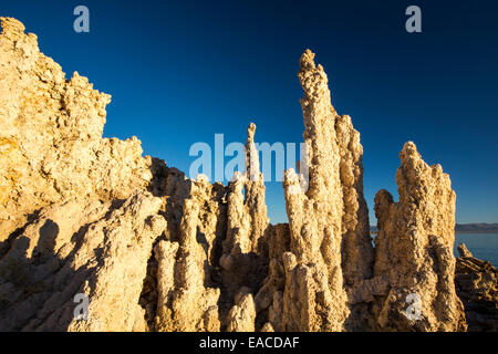 Die berühmten Tuffstein-Formationen des Mono Lake, Kalifornien, USA Stockfoto